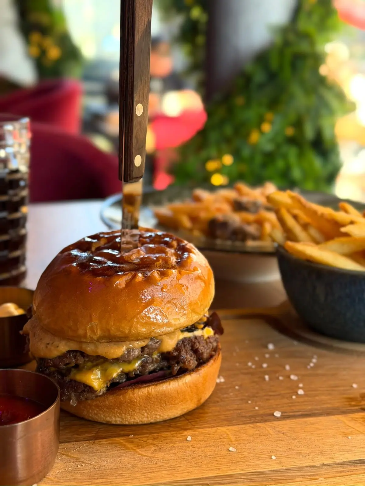 Cheeseburger mit Pommes bei GRILL AND GREENS
