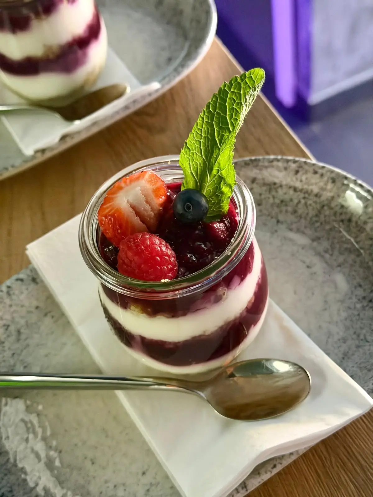 Hausgemachtes Dessert mit Beeren bei GRILL AND GREENS