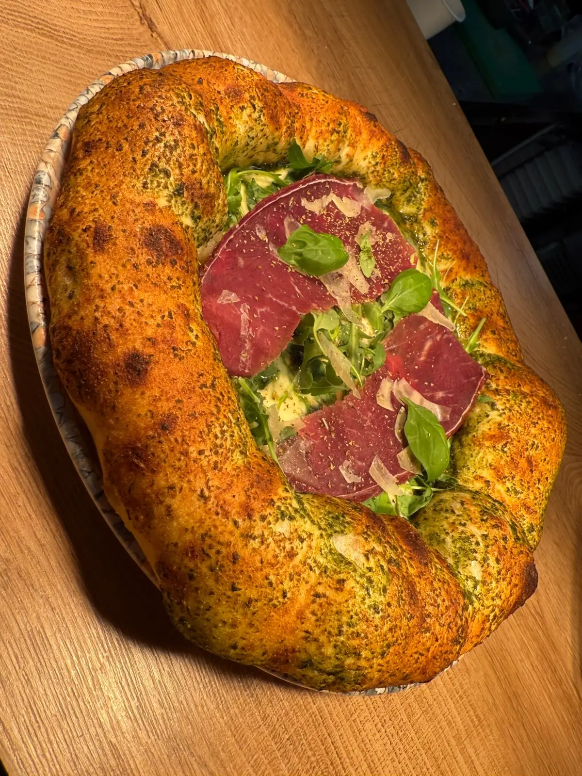 Frisch gebackene Pizza mit Rucola bei GRILL AND GREENS