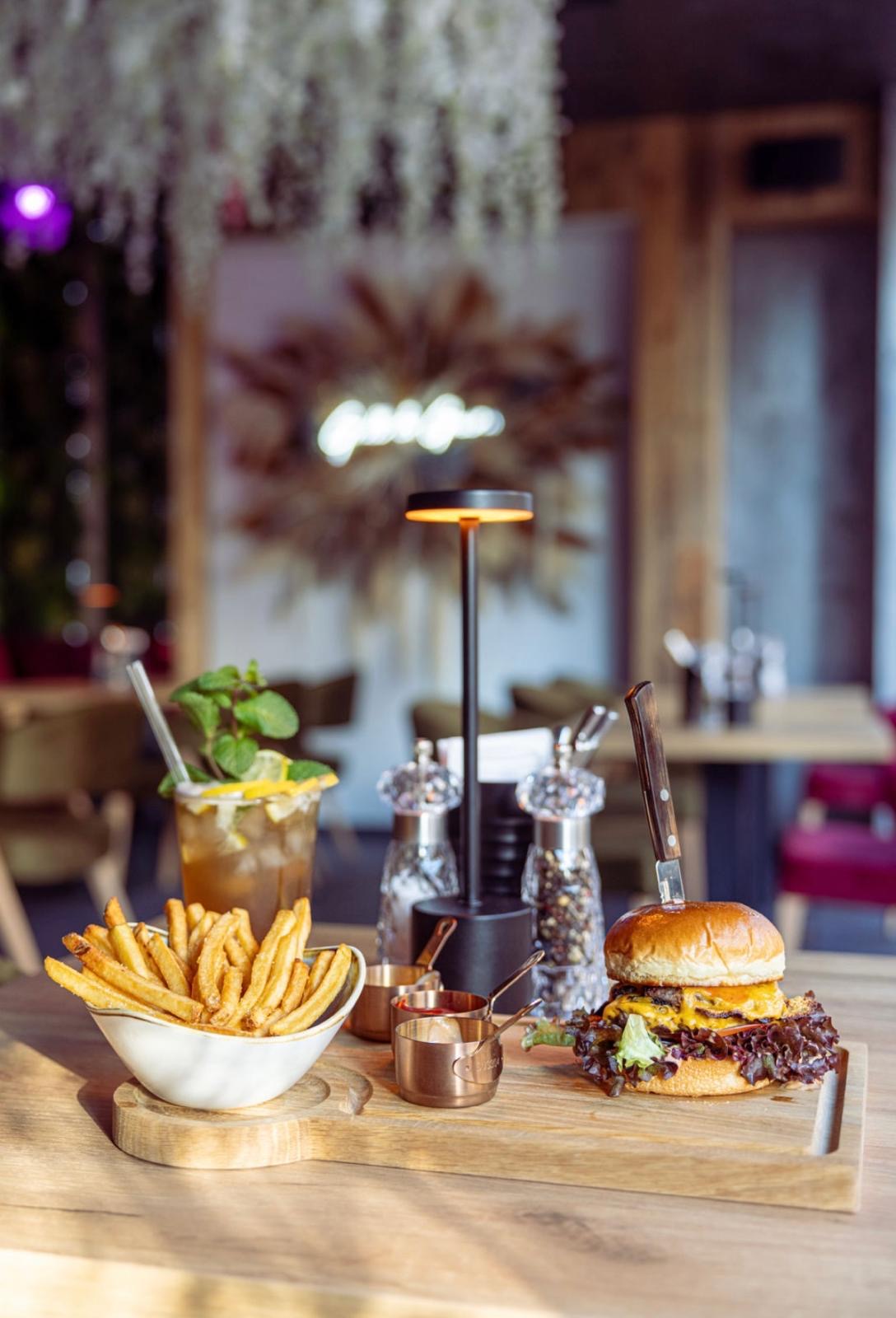 Vielfalt aus Burger, Pommes und Getränk bei GRILL AND GREENS