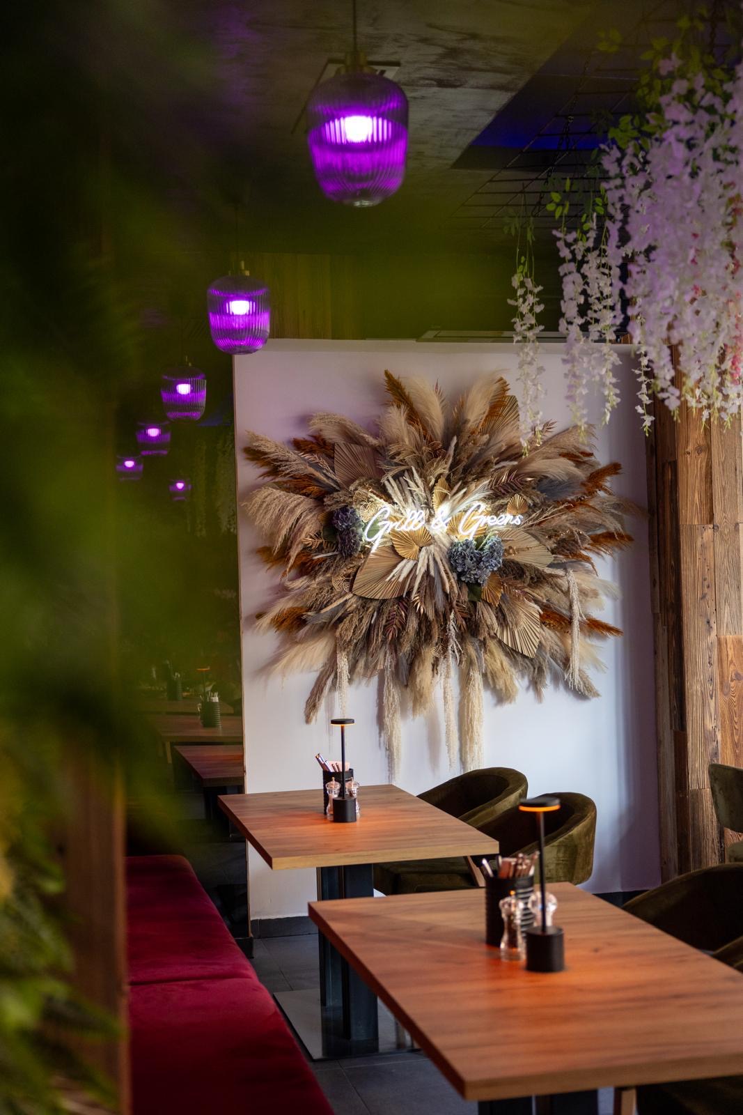 Warmes Restaurant-Ambiente bei GRILL AND GREENS