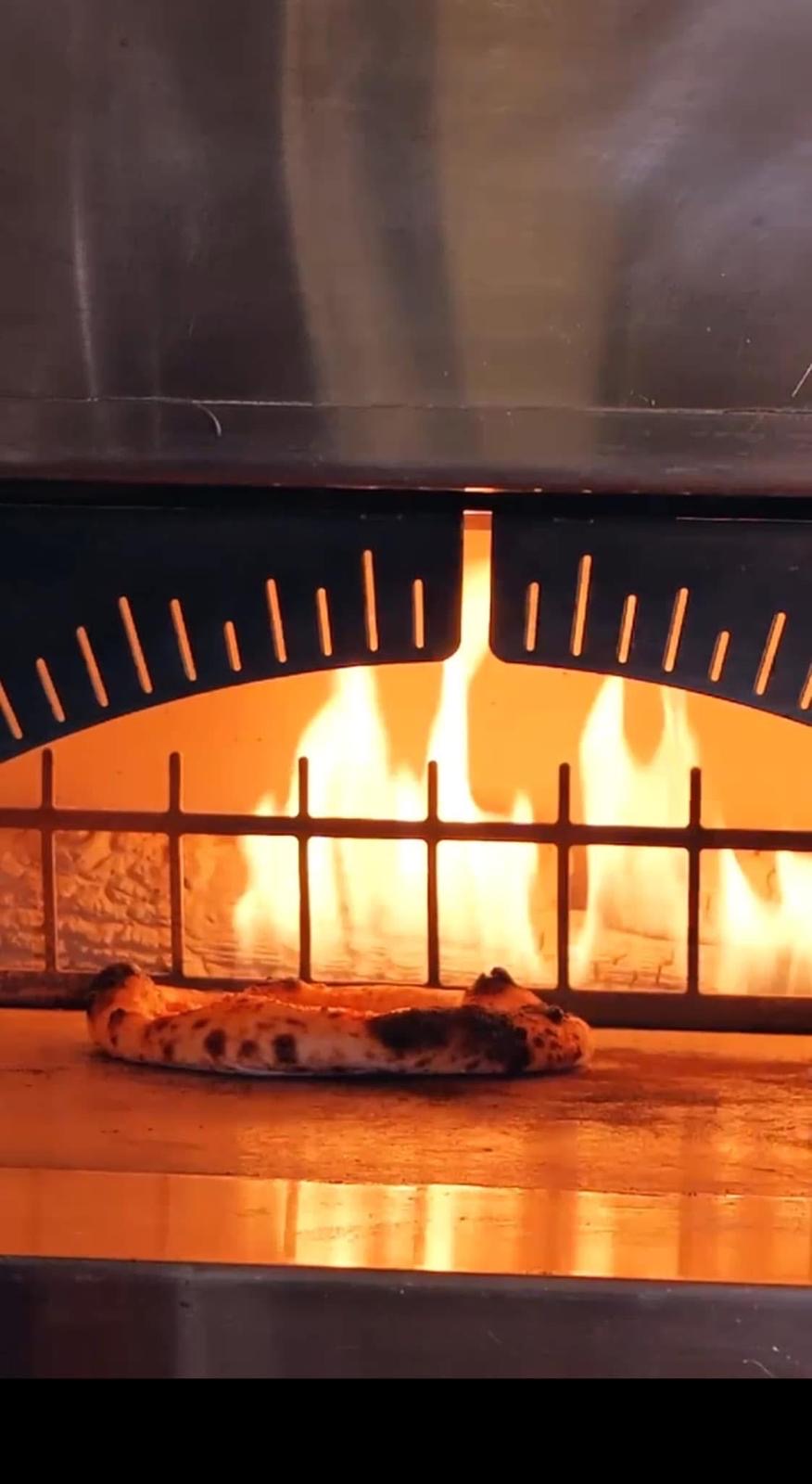 Pizza im Holzofen bei GRILL AND GREENS